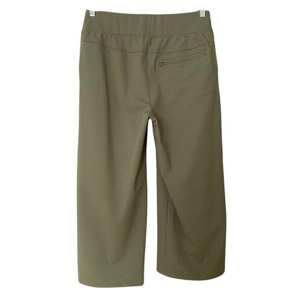 FIGS CLOTHING WOMEN'S KIV STRETCH WIDE CROPPED LEG PIN-TUCK PANTS IN MUTED GREEN - Picture 3 of 9